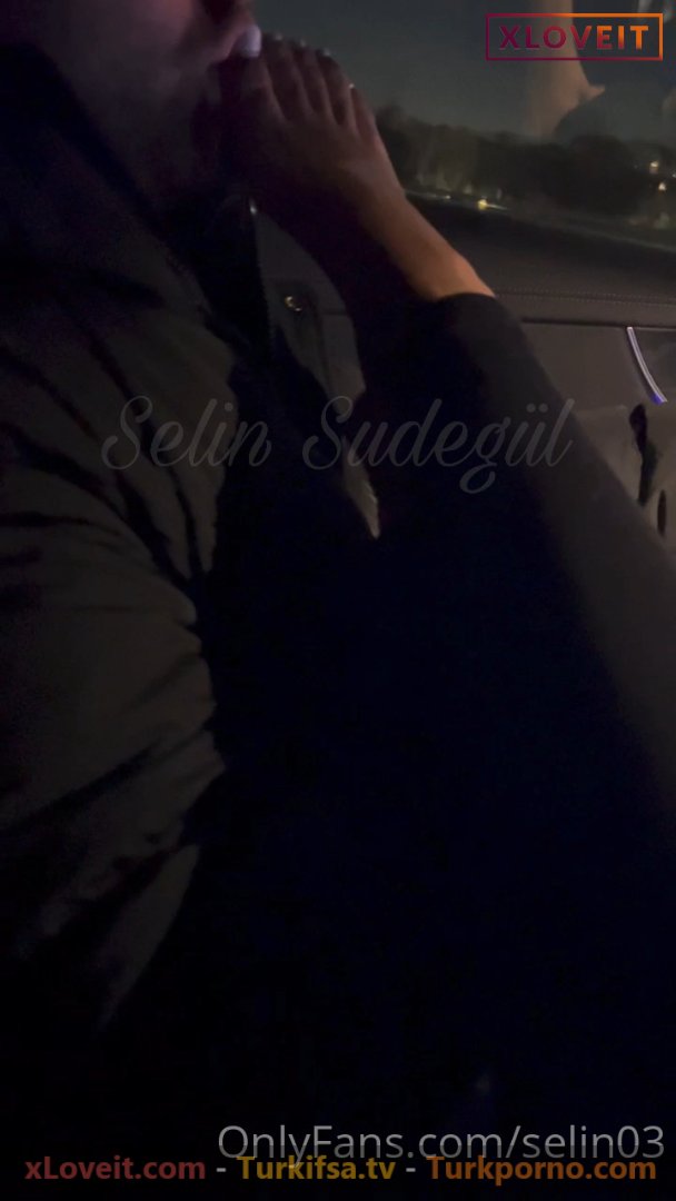 Ayak Fetiş Araba süren manitanın ağzına parmaklarını soktu